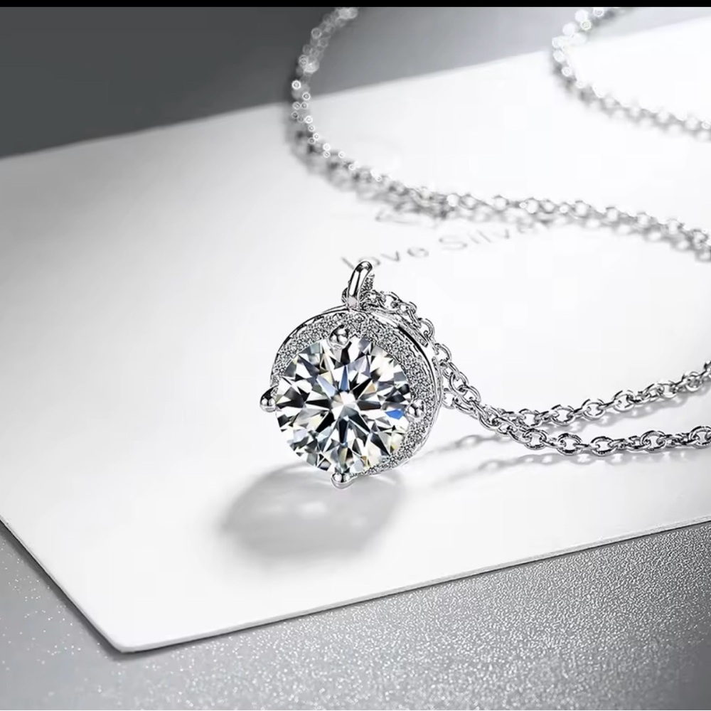 Elegant Silver Pendant Necklace
